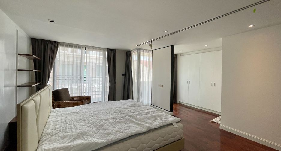 For rent 4 bedrooms townhouse in Watthana, Bangkok