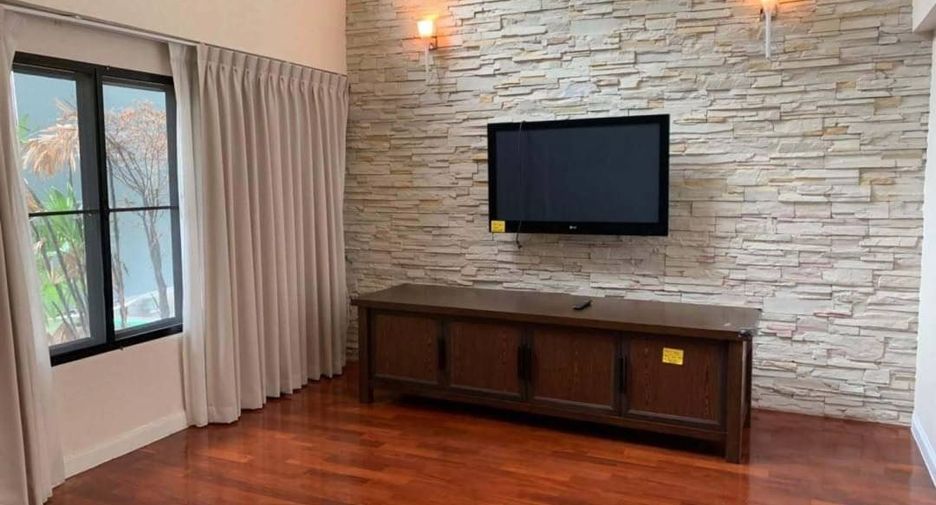 For rent 4 bedrooms townhouse in Watthana, Bangkok