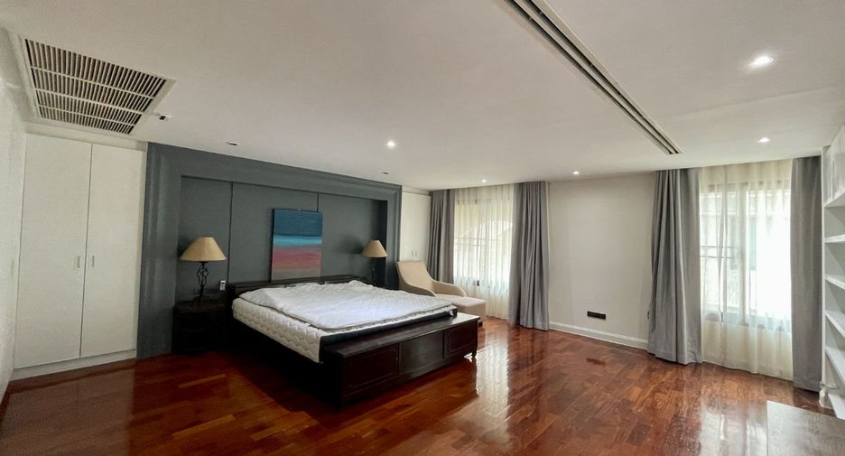 For rent 4 bedrooms townhouse in Watthana, Bangkok