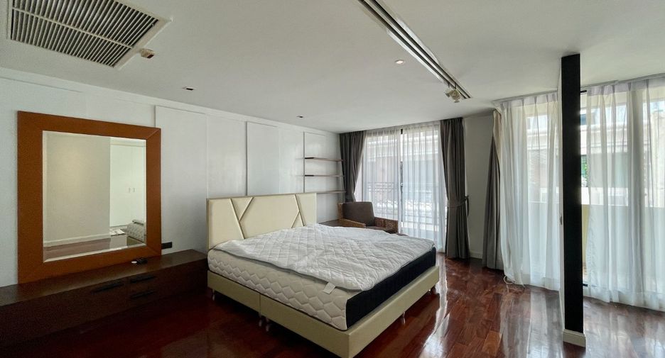 For rent 4 bedrooms townhouse in Watthana, Bangkok