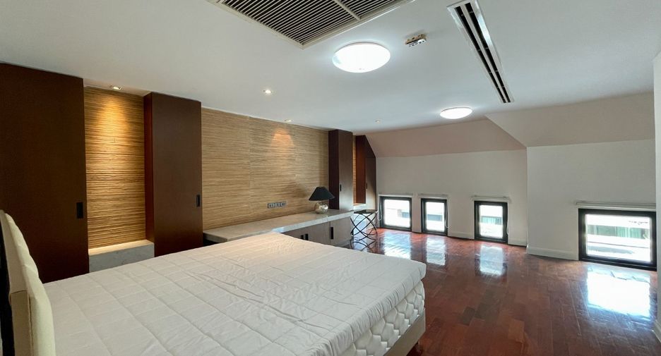 For rent 4 bedrooms townhouse in Watthana, Bangkok