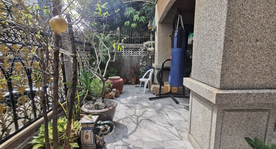 For sale 7 Beds house in Sathon, Bangkok