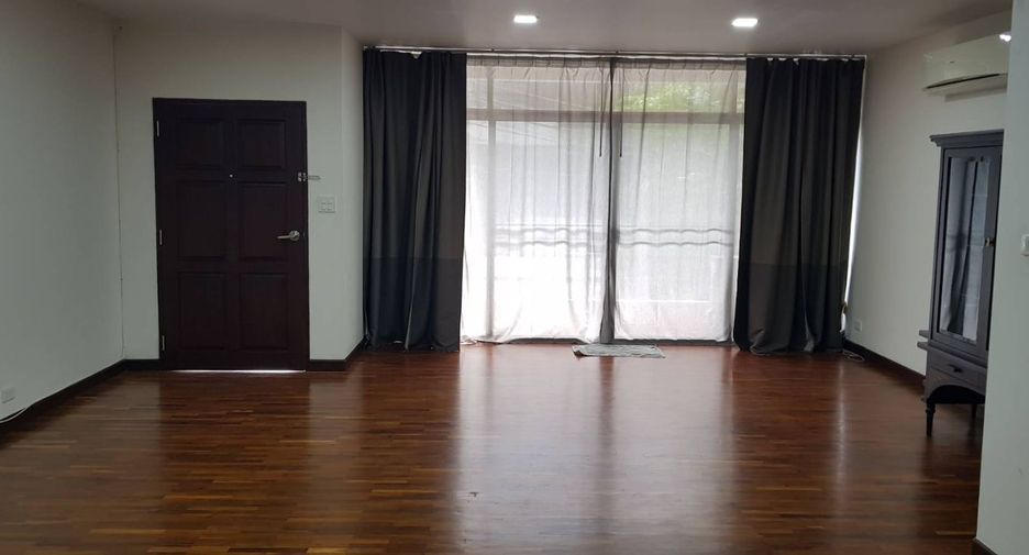 ให้เช่า 3 ห้องนอน ทาวน์เฮ้าส์ ใน วัฒนา, กรุงเทพฯ