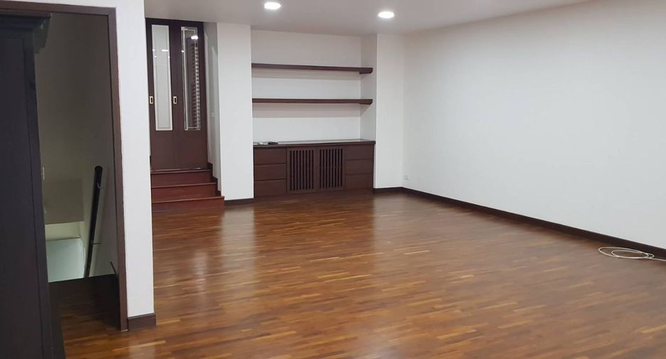 ให้เช่า 3 ห้องนอน ทาวน์เฮ้าส์ ใน วัฒนา, กรุงเทพฯ