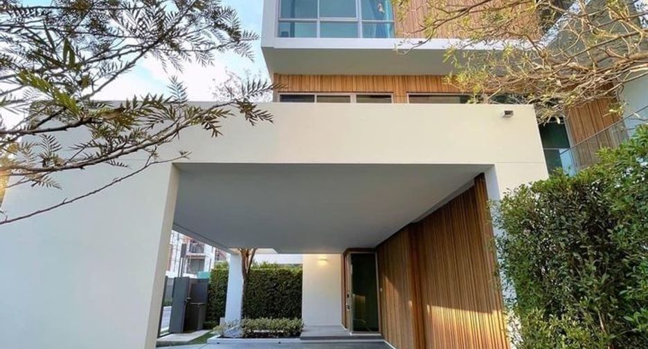 For rent 3 bedrooms house in Huai Khwang, Bangkok