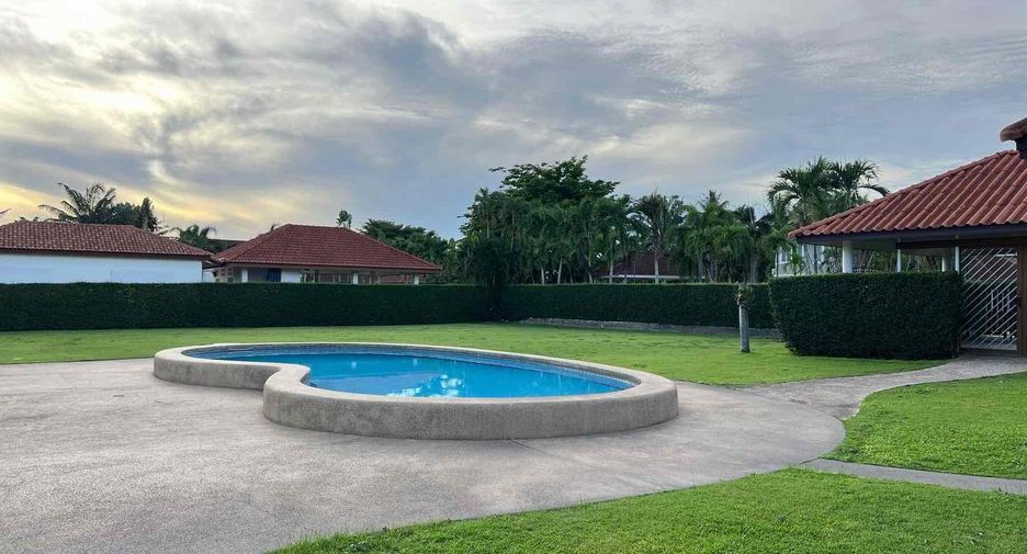 À vendre et à louer 5 chambres villa à Bang Lamung, Chonburi