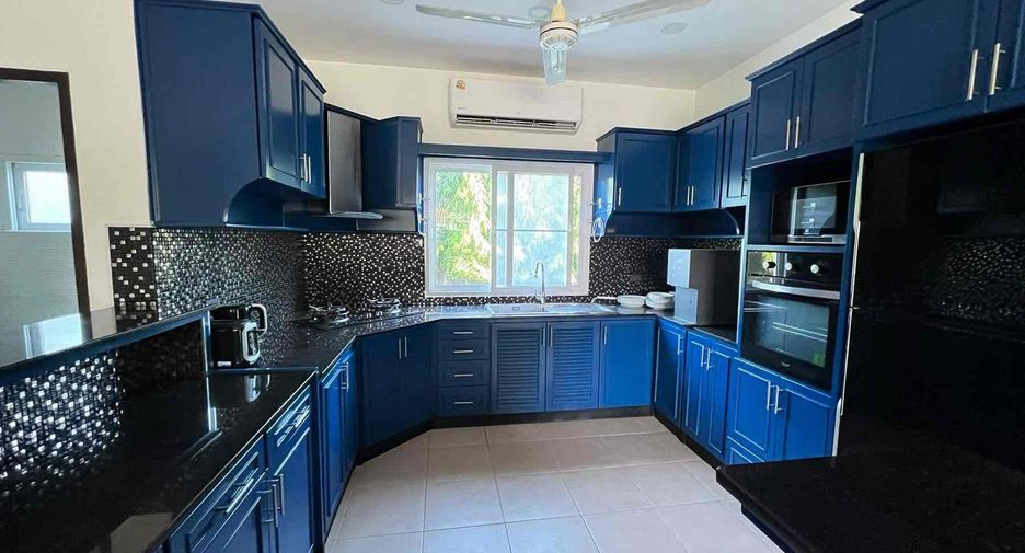 À vendre et à louer 5 chambres villa à Bang Lamung, Chonburi