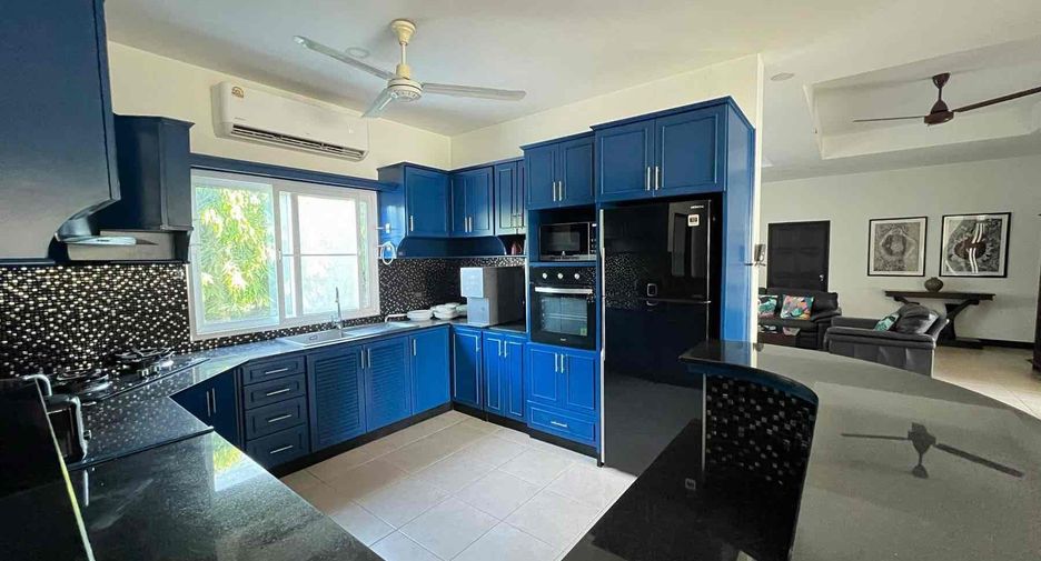 À vendre et à louer 5 chambres villa à Bang Lamung, Chonburi
