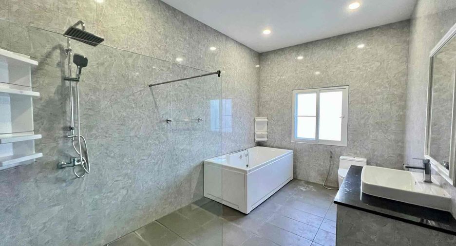 À vendre et à louer 5 chambres villa à Bang Lamung, Chonburi
