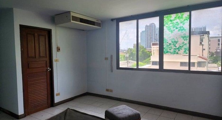 For sale 173 bed apartment in Huai Khwang, Bangkok