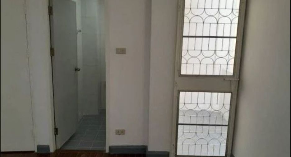 For rent 4 bed townhouse in Mueang Nonthaburi, Nonthaburi