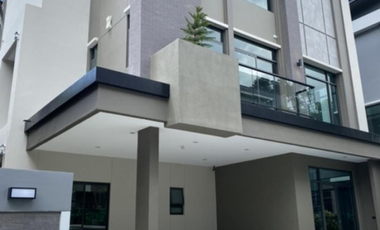 For rent 3 bedrooms house in Phra Khanong, Bangkok