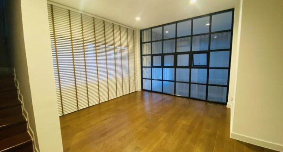 出租 3 卧室 独立屋 在 Phra Khanong, 曼谷