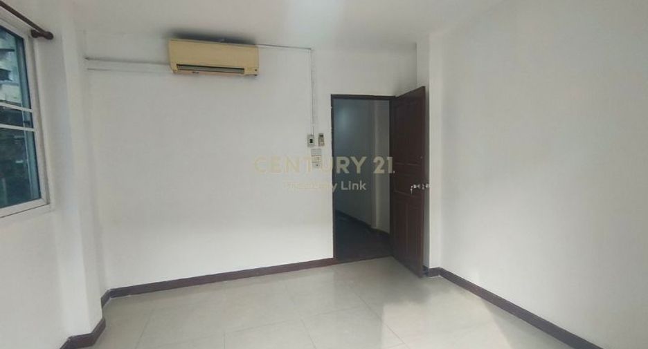 For rent 3 bedrooms townhouse in Chatuchak, Bangkok