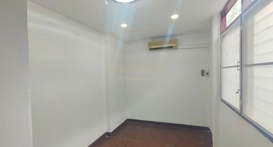 For rent 3 bedrooms townhouse in Chatuchak, Bangkok