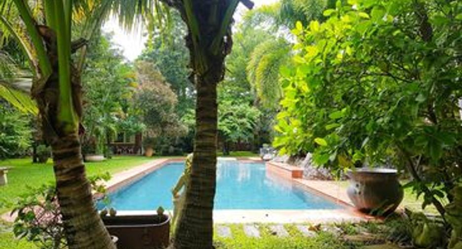 For sale 6 bed house in Mueang Lamphun, Lamphun