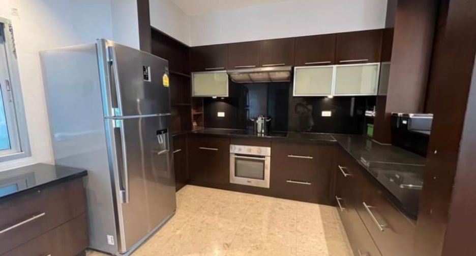 For rent 4 bedrooms condo in Pathum Wan, Bangkok