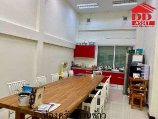 For sale 3 bed retail Space in Khlong Toei, Bangkok