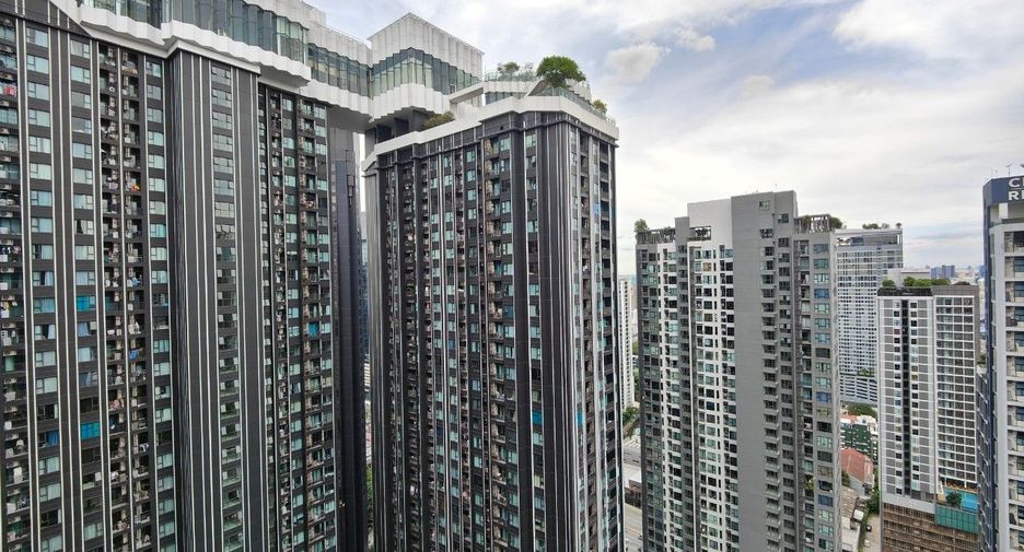 For sale 2 bed condo in Huai Khwang, Bangkok