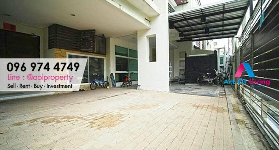 For sale 5 bed townhouse in Yan Nawa, Bangkok