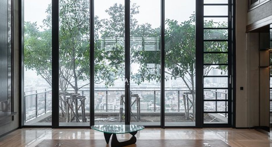 For rent 3 bedrooms condo in Yan Nawa, Bangkok