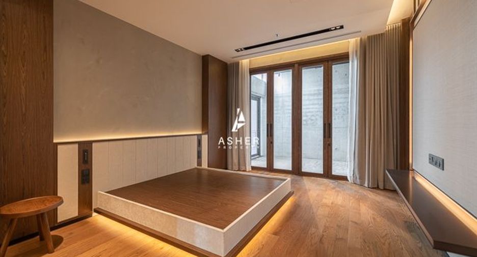 For rent 3 bedrooms condo in Yan Nawa, Bangkok