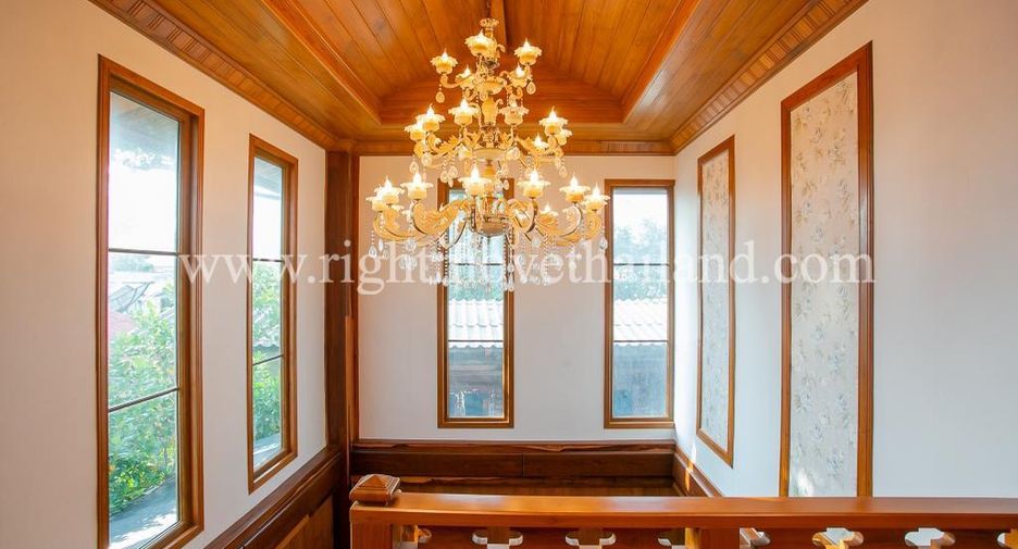 Casa en alquiler y en venta de 3 habitaciones en Huai Khwang, Bangkok