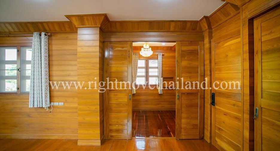 Casa en alquiler y en venta de 3 habitaciones en Huai Khwang, Bangkok