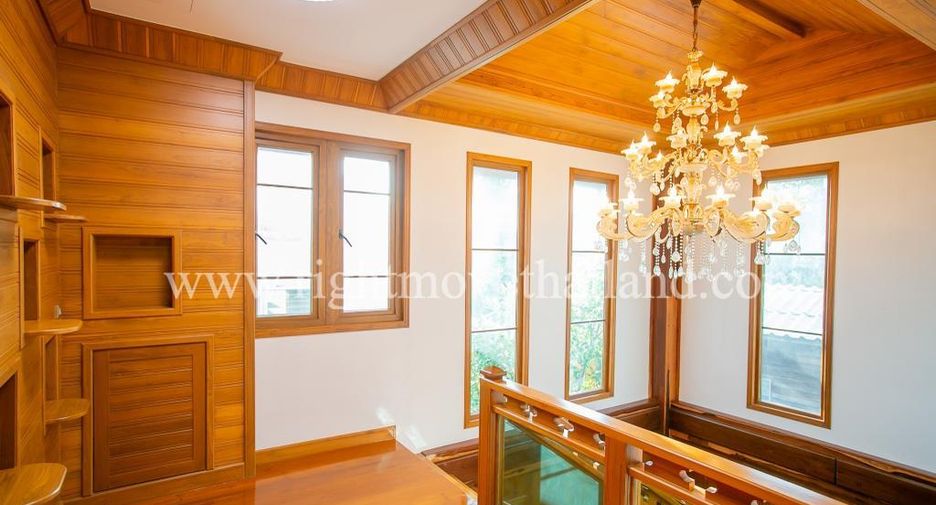 Casa en alquiler y en venta de 3 habitaciones en Huai Khwang, Bangkok