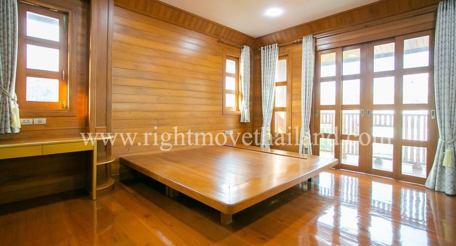 Casa en alquiler y en venta de 3 habitaciones en Huai Khwang, Bangkok