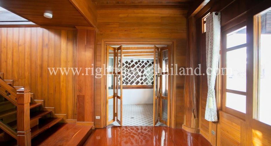 Casa en alquiler y en venta de 3 habitaciones en Huai Khwang, Bangkok