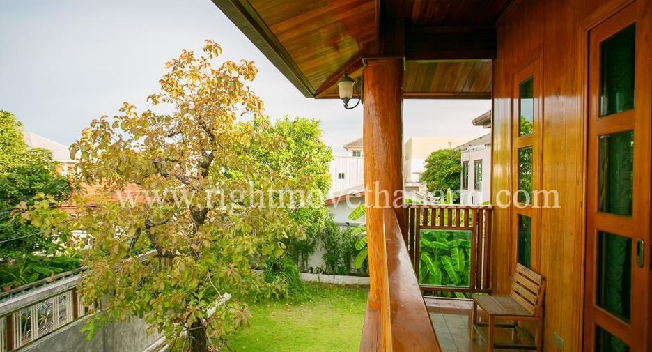Casa en alquiler y en venta de 3 habitaciones en Huai Khwang, Bangkok