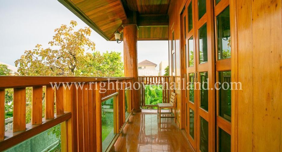 Casa en alquiler y en venta de 3 habitaciones en Huai Khwang, Bangkok