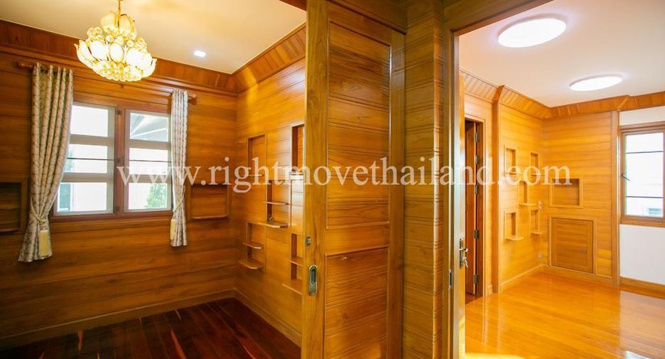 Casa en alquiler y en venta de 3 habitaciones en Huai Khwang, Bangkok
