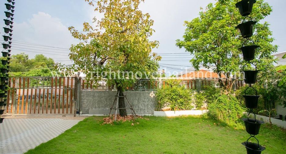 Casa en alquiler y en venta de 3 habitaciones en Huai Khwang, Bangkok
