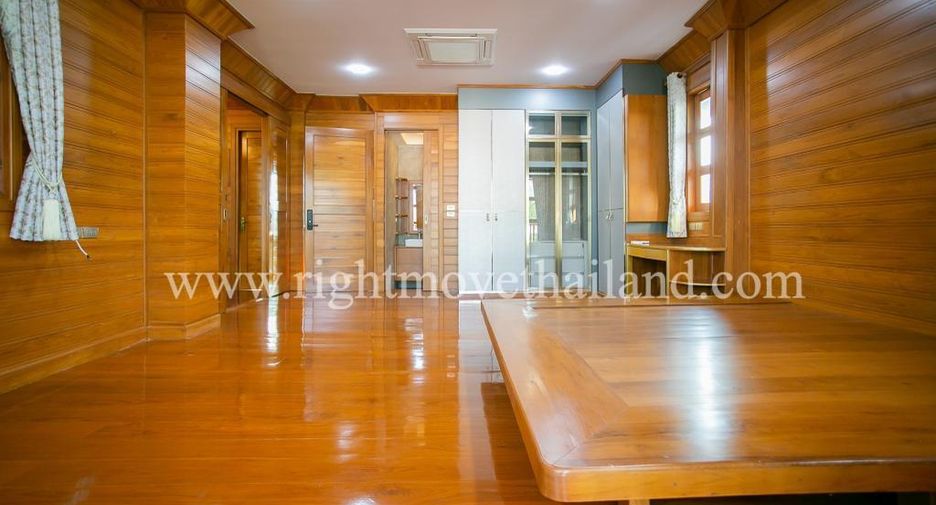 Casa en alquiler y en venta de 3 habitaciones en Huai Khwang, Bangkok