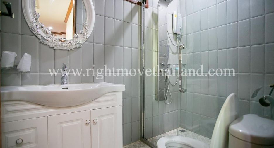 Casa en alquiler y en venta de 3 habitaciones en Huai Khwang, Bangkok