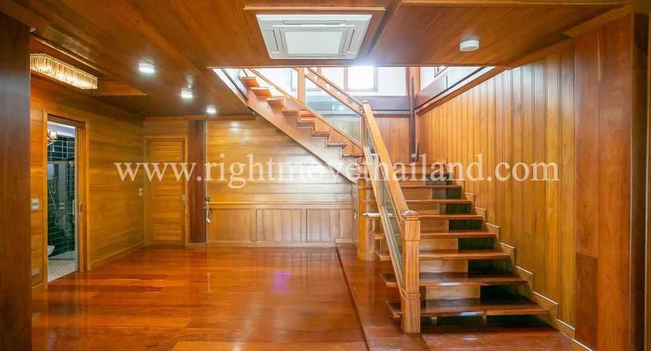 Casa en alquiler y en venta de 3 habitaciones en Huai Khwang, Bangkok