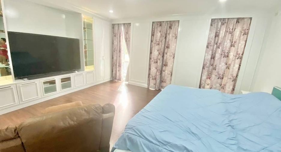 For rent 3 bedrooms townhouse in Khlong Toei, Bangkok