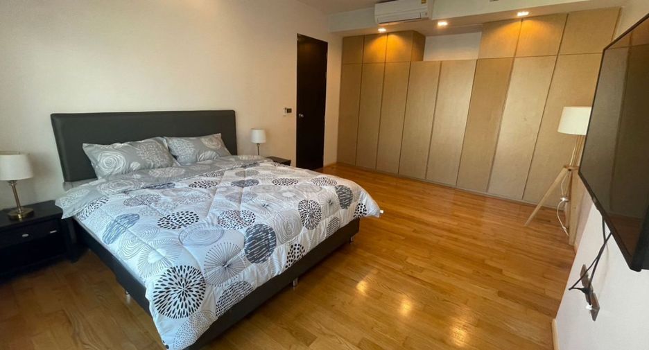 For rent 3 bedrooms condo in Khlong Toei, Bangkok