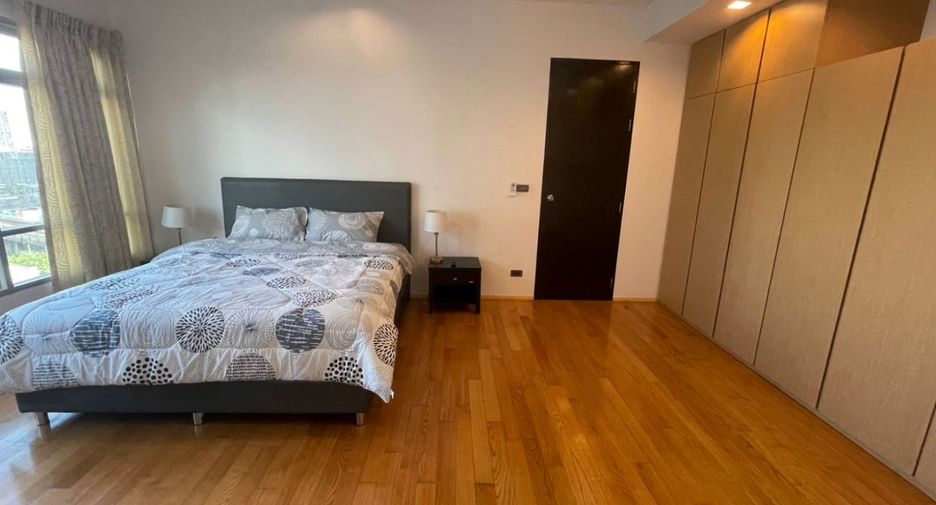 For rent 3 bedrooms condo in Khlong Toei, Bangkok