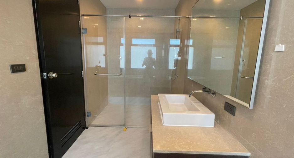 For rent 3 bedrooms condo in Khlong Toei, Bangkok