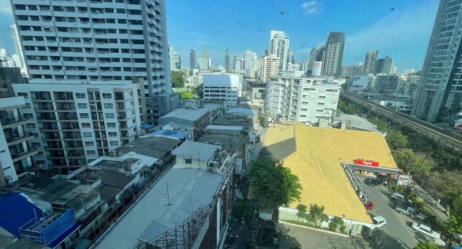 For rent 3 bedrooms condo in Khlong Toei, Bangkok