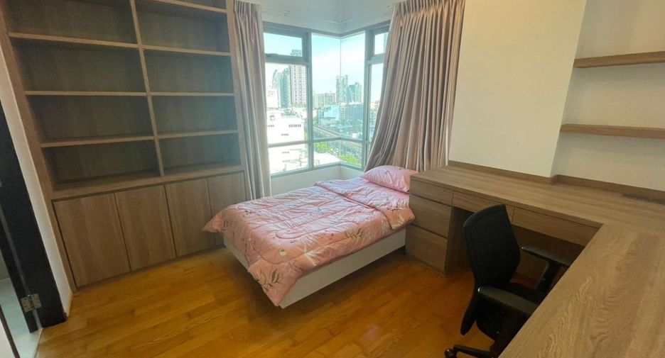 For rent 3 bedrooms condo in Khlong Toei, Bangkok