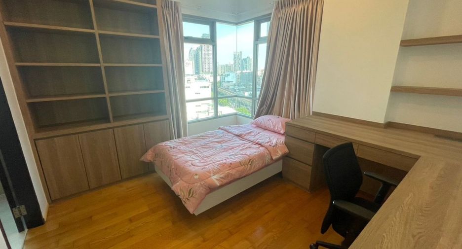 For rent 3 bedrooms condo in Khlong Toei, Bangkok