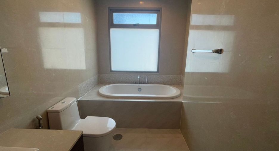For rent 3 bedrooms condo in Khlong Toei, Bangkok