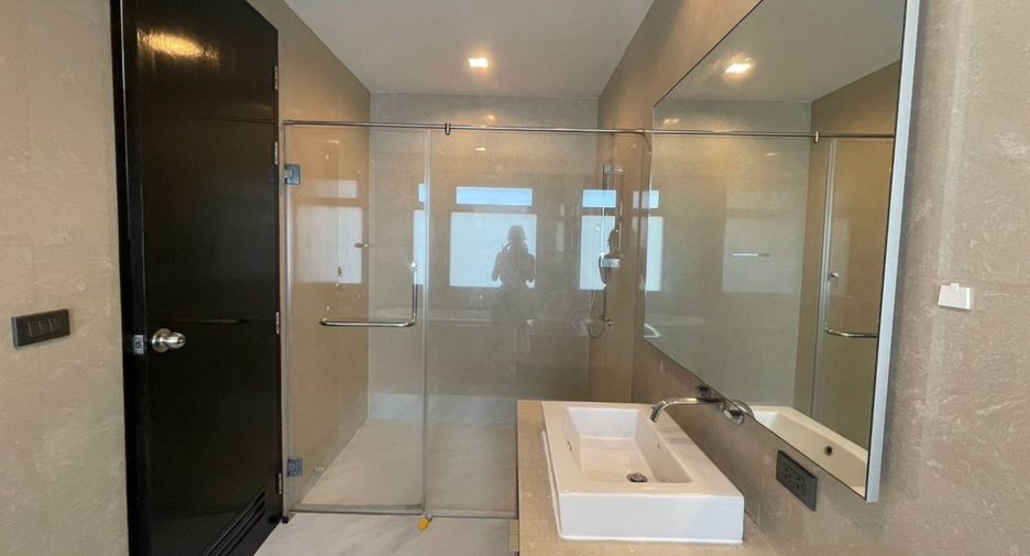 For rent 3 bedrooms condo in Khlong Toei, Bangkok