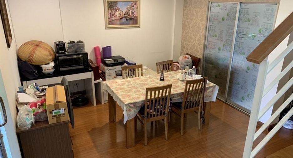 Casa adosada en venta de 5 habitaciones en Prawet, Bangkok
