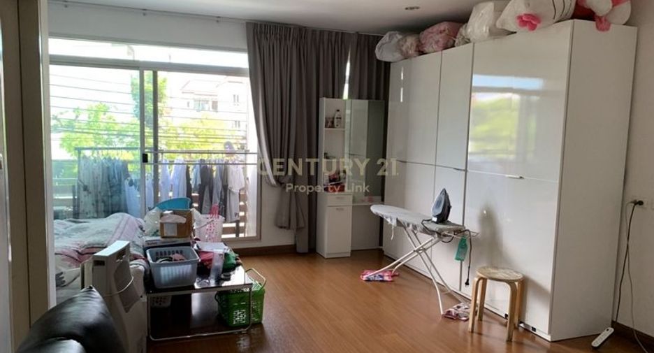 Casa adosada en venta de 5 habitaciones en Prawet, Bangkok