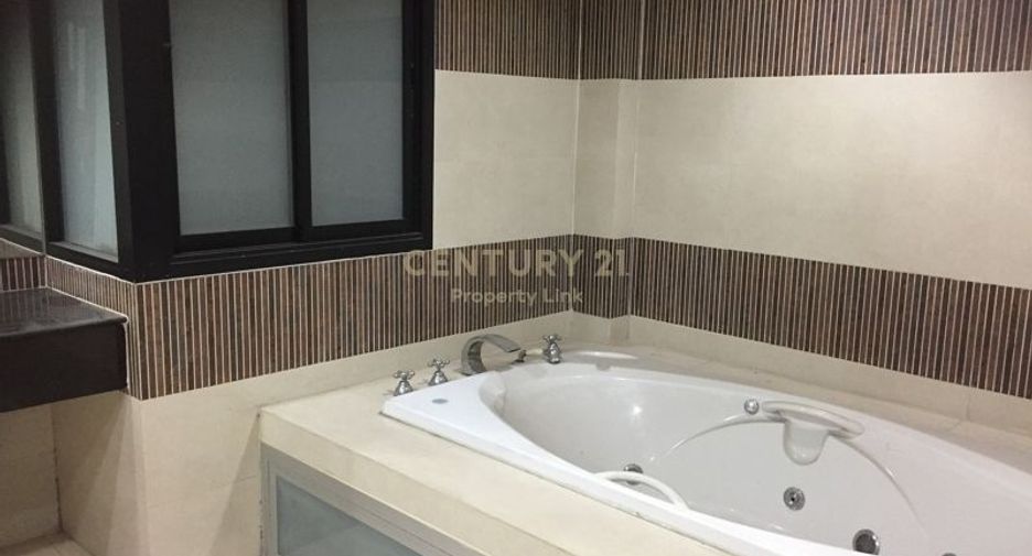 For sale 8 bedrooms retail Space in Din Daeng, Bangkok